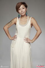 组图：林晓培暌违六年重返歌坛 写真秀纹身