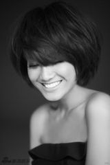 组图：朱丹新写真俏皮可爱 无惧纷扰自信依旧