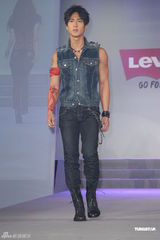 组图：吴尊秀健硕身材否认已婚 田馥甄展露性感曲线