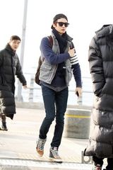 组图：韩团SHINee素颜现身机场 睡眼惺忪