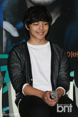 组图：《华颐》宣传 吕珍九抱粉丝亲密玩自拍