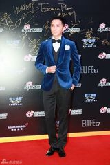 组图：新浪微博之夜红毯 韩庚蓝丝绒西装复古风