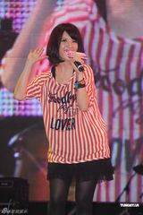 组图：范玮琪将尽快补领结婚证 现场演唱很卖力