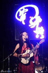 组图：安与骑兵定情作《红山果》早期演出曝光