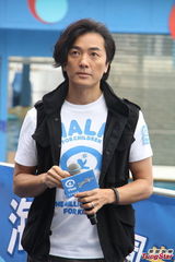 组图：郑伊健欧倩怡步行筹款 致力公益很开心