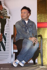 组图：陈奕迅巡演开庆功宴 否认婚变称家庭幸福