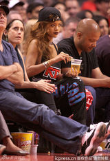 组图：蕾哈娜观战NBA忘情吃零食翻白眼