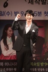 高清组图：李准基申敏儿出席《阿娘使道传》发布会