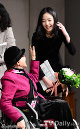 组图：韩星金高恩出席颁奖礼 前辈面前撒娇卖萌