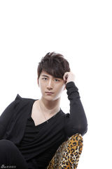 组图：邵斯文生日当天推写真 唱作型男年末华丽转身