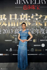 组图：黄奕斑马纹抹胸裙亮相晚宴 笑对不和风波