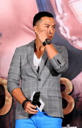 组图：《特殊身份》公布档期 甄子丹泪洒现场