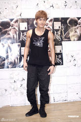 组图：吴克群专辑销量破10万 庆功会秀健美身材