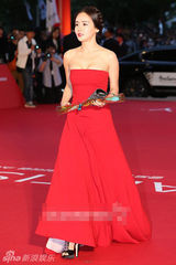 组图：女星黄雨瑟惠红裙挤奶亮相釜山红毯