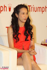 组图：莫文蔚度假归来春风满面 红裙彰显性感妩媚