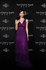 组图：巩俐红裙现身上海 避媒体不谈离婚