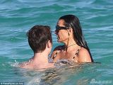 组图：黛米摩尔与小男友度假 水中扑倒紧贴不放