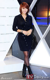 组图：裴勇俊高小英金贤重等出席名品店开业仪式