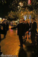 组图：布兰妮为男友庆生 紧身裙性感爆乳大秀婚戒