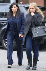 组图：金-卡戴珊硬朗套装遮孕肚 踩高跟鞋血拼