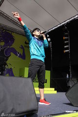 组图：张惠妹运动装亮相 为跑步活动站台