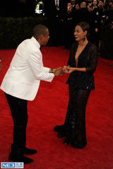 组图：碧昂斯戒指掉落 Jay-Z帮捡帮戴恩爱十足