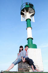 组图：郑恺孙骁骁海魂衫写真 青春洋溢羡煞旁人