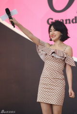 组图：小S亮相闺蜜餐厅 笑称比谢娜红