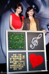 组图：Hebe单飞红裙亮相 与帅哥合影娇俏可人