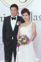 组图：港星文颂娴奉子成婚 宣布已怀孕三个月