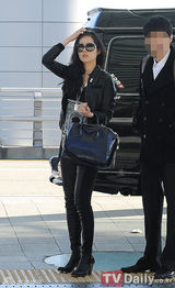 组图：韩星韩佳人黑皮紧身裤亮相机场宛如女战士