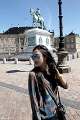 组图：秦岚出游街拍 与小美人鱼合影露香肩