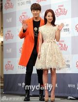 组图：《急诊男女》宋智孝镂空裙秀腰搭崔振赫