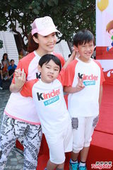 组图：准爸爸陈豪看书学照顾宝宝 向好友取经