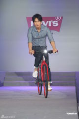 组图：吴尊秀健硕身材否认已婚 田馥甄展露性感曲线