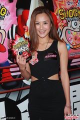 组图：周秀娜倒奶谢票大派送 新片改走打女路线