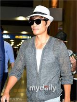 组图：李秉宪李珉廷结束蜜月返韩 牵手亮相机场