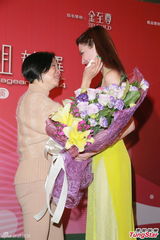 组图：准华姐陈凯琳献歌赠母亲 参赛佳丽露底裤