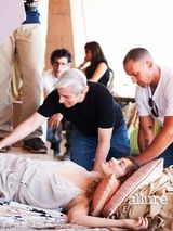 组图：奥莉维亚-王尔德登杂志封面 自信对镜头