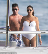 组图：毒舌评委西蒙带女友散心 准妈频抬腿勾魂