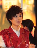 组图：李宇春红色马甲时尚上阵 凸显青春活力