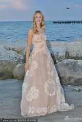 组图：爱娃-洛克波诺裸粉蕾丝婚纱款礼裙拍写真