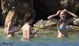 组图：卡梅隆迪亚茨与闺蜜戏水 脱上衣疯玩