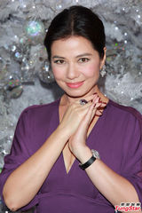 组图：钟楚红亮相圣诞活动 低胸长裙优雅出镜