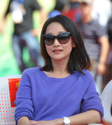 组图：周迅亮相《红高粱》开机亲证没怀孕