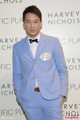 组图：胡杏儿大露背装亮相 陈展鹏关楚耀同场