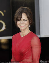 组图：最佳女配角候选人莎莉-菲尔德红纱裙大气