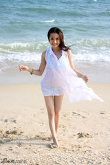 组图：李依晓拍摄海滨风情写真 长裙显动人之姿