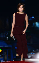 组图：金荷娜枣红长裙亮相 气质出众显名媛风范