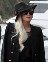 组图：Gaga午后全黑造型悉尼街头漫步